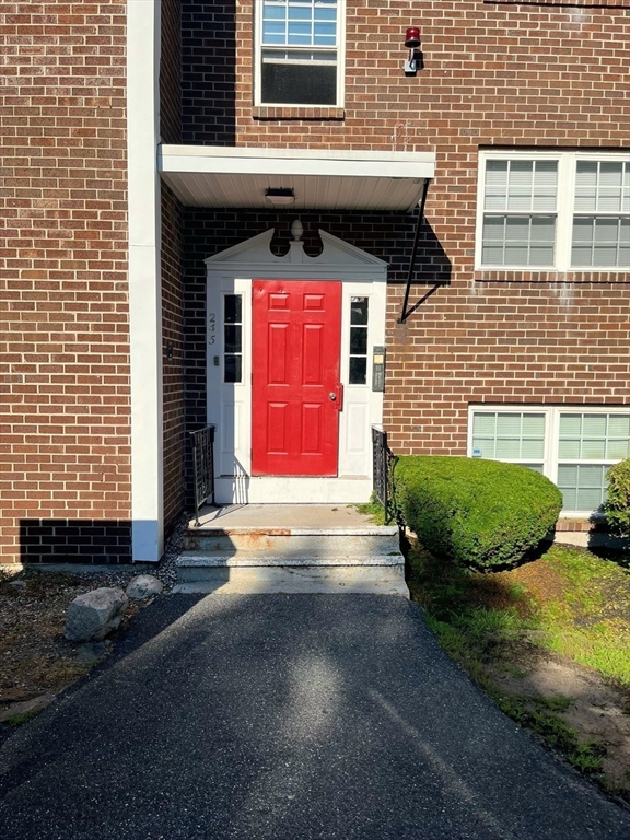 245 Boston Post Road East, Unit 7 Northborough, MA 01532 - Photo 10 of 10 a front view of a house with a yard