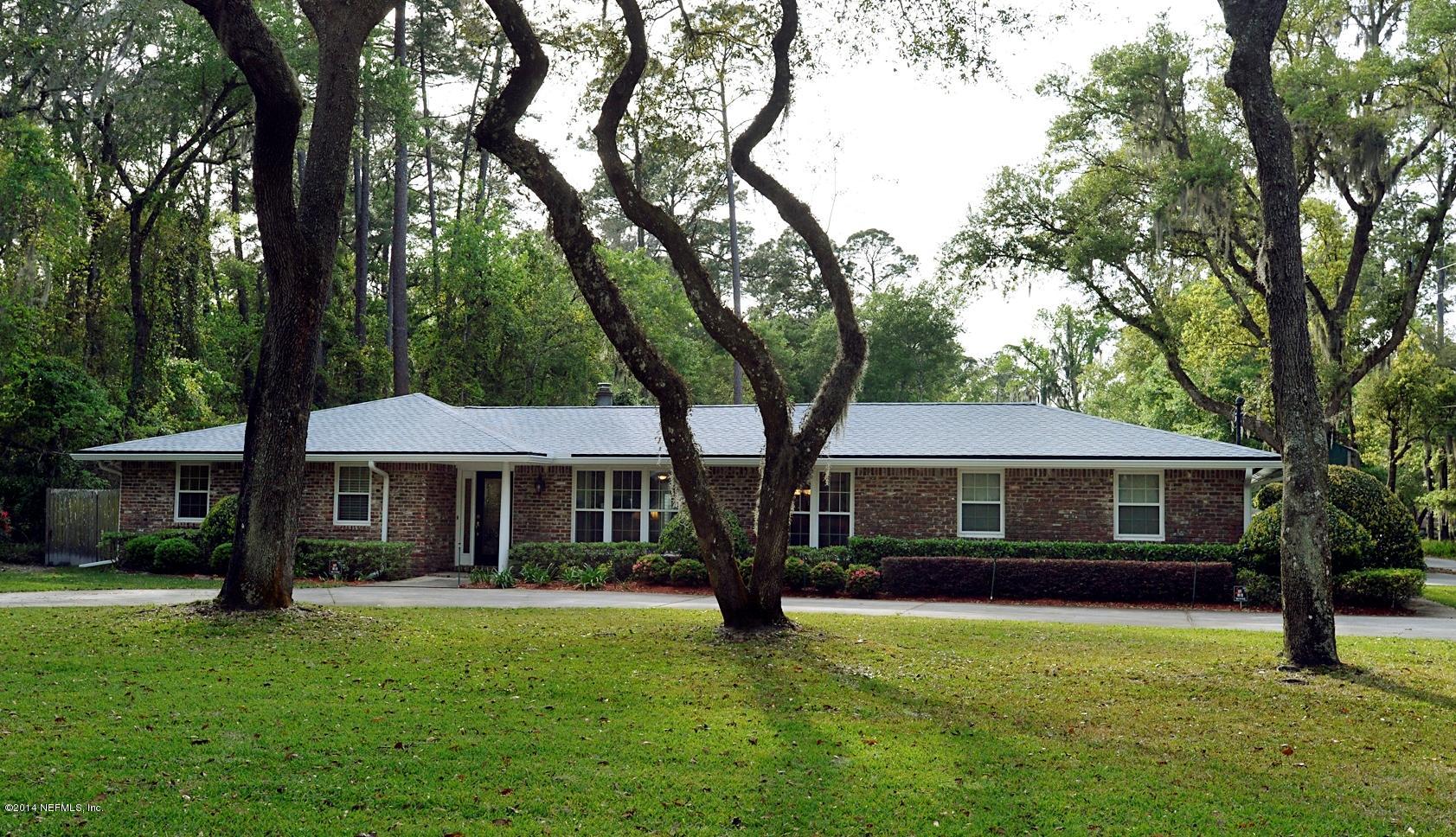 11330 Scott Mill Road Jacksonville, FL 32223 - Photo 4 of 28 a front view of a house with a garden