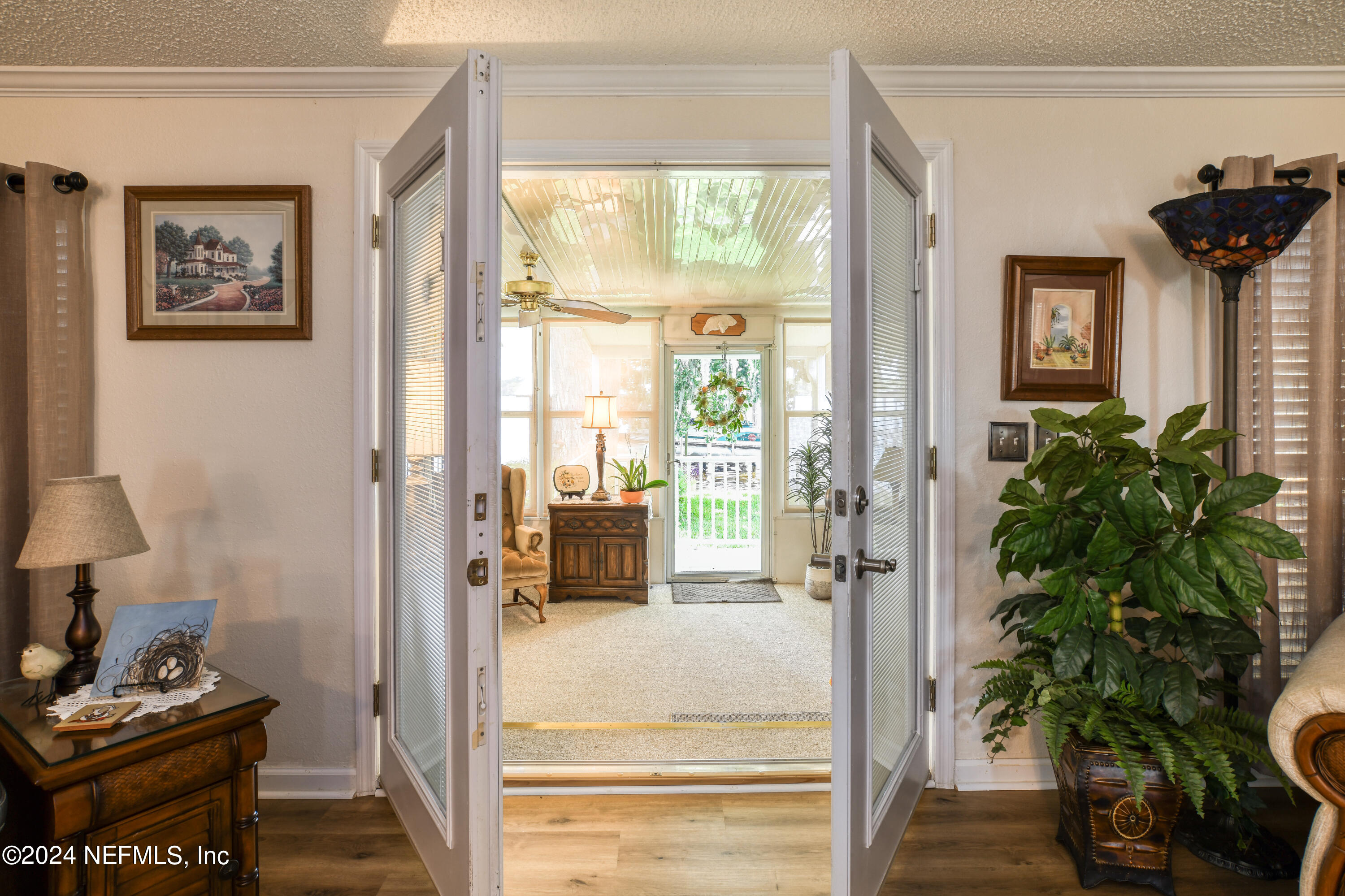 131 Sunset Drive Crescent City, FL 32112 - Photo 18 of 33 a living room with furniture and a potted plant