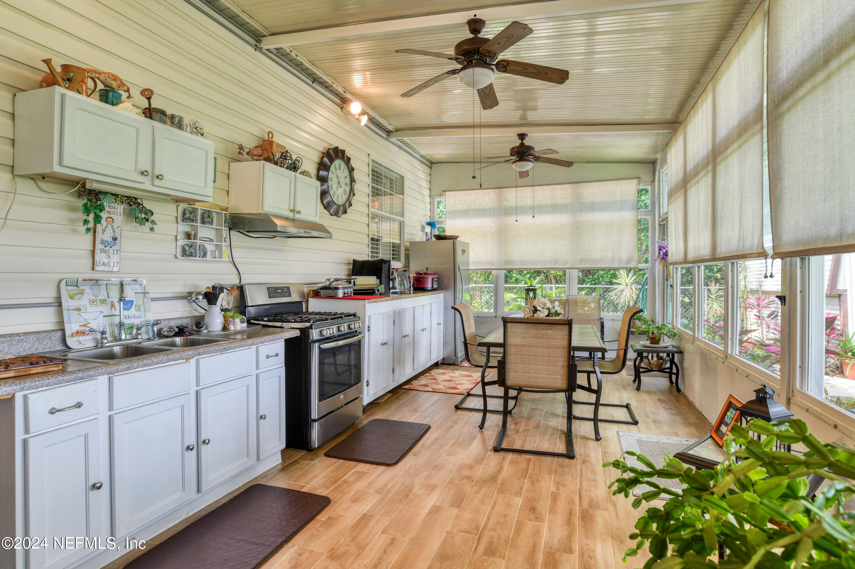 131 Sunset Drive Crescent City, FL 32112 - Photo 28 of 33 a kitchen with stainless steel appliances a table and chairs in it
