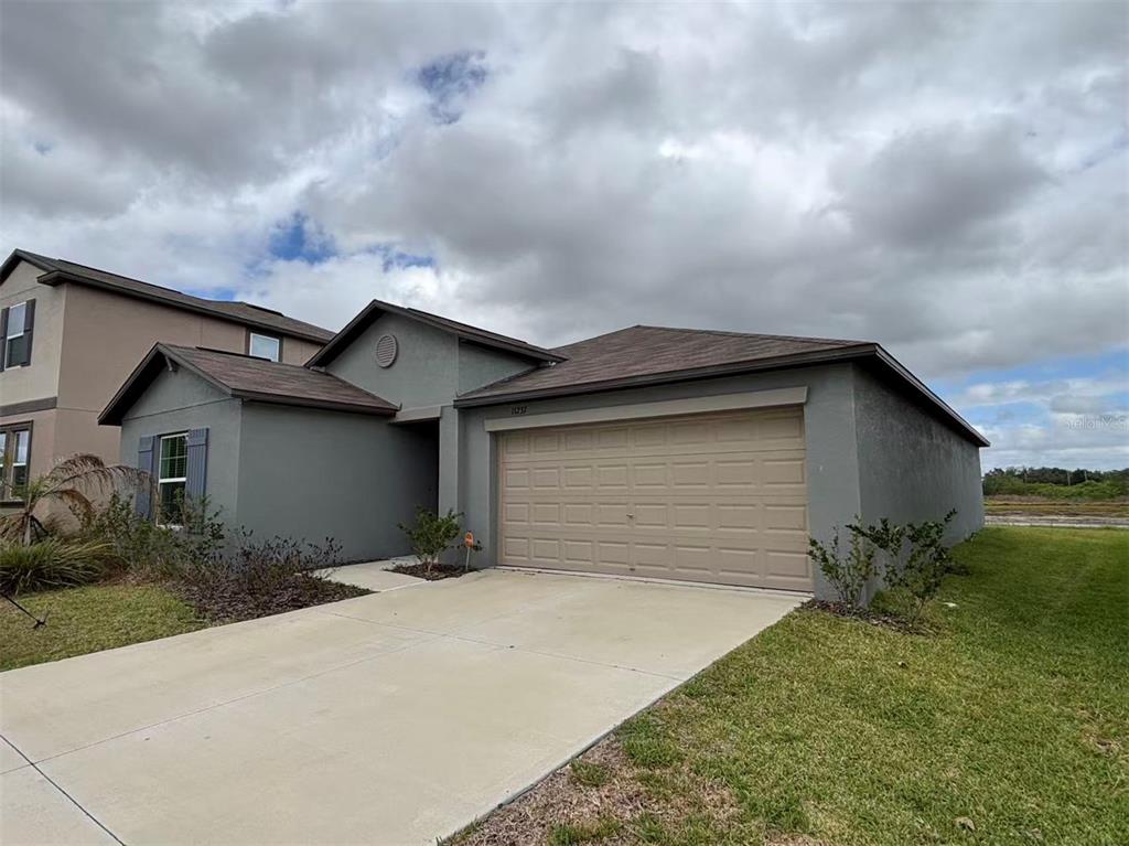 11237 Linden Depot Road San Antonio, FL 33576 - Photo 2 of 31 a backyard of a house with garage and yard