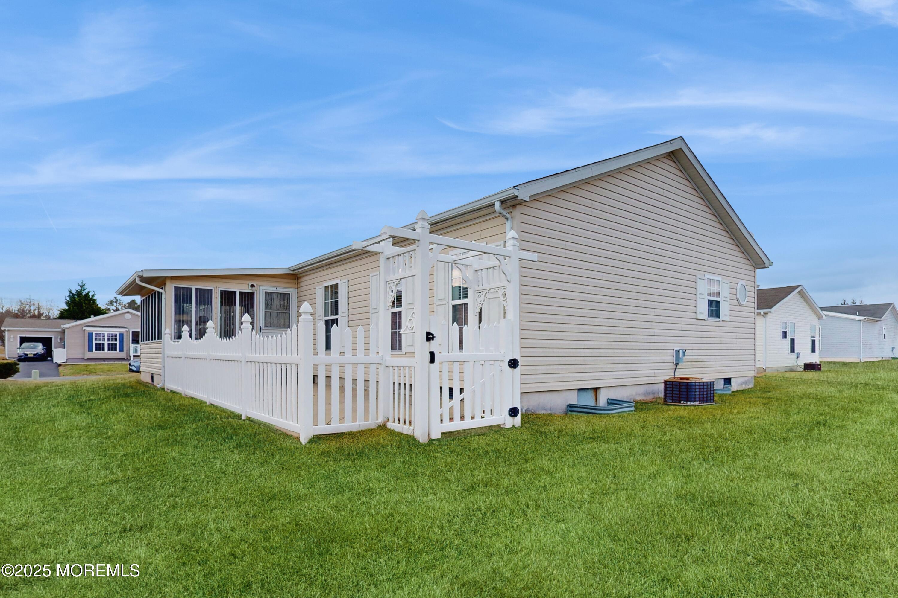 8 Oak Ridge Lane Manahawkin, NJ 08050 - Photo 24 of 25 25_8OakRidgeLn_2025_HiRes