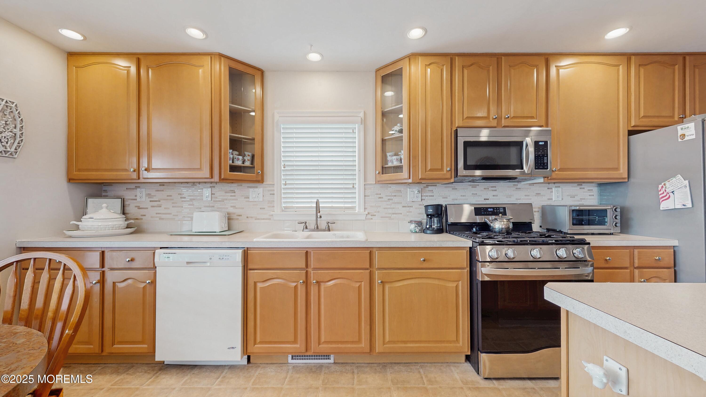 8 Oak Ridge Lane Manahawkin, NJ 08050 - Photo 9 of 25 09_8OakRidgeLn_2009_HiRes