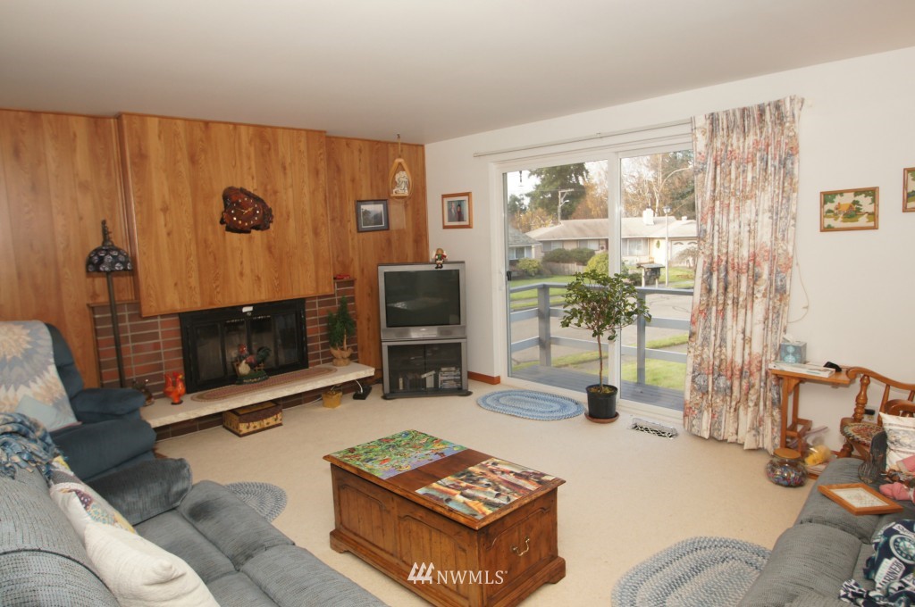 4102 Northeast 19th Street Renton, WA 98059 - Photo 6 of 15