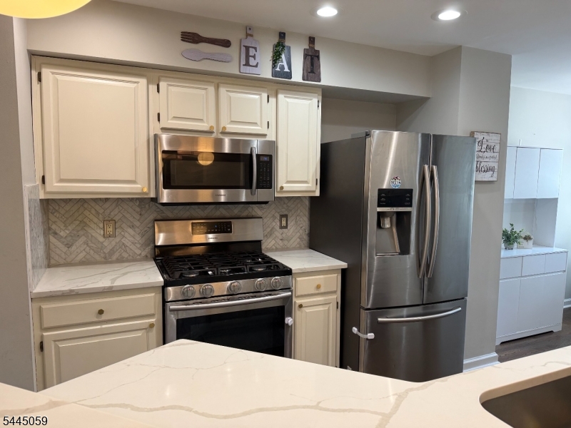 1602 Appleton Way Whippany, NJ 07981 - Photo 4 of 23