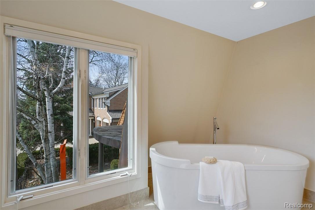 711 Rivenoak Street Birmingham, MI 48009 - Photo 37 of 58 dsc03505-dsc03507.jpg
