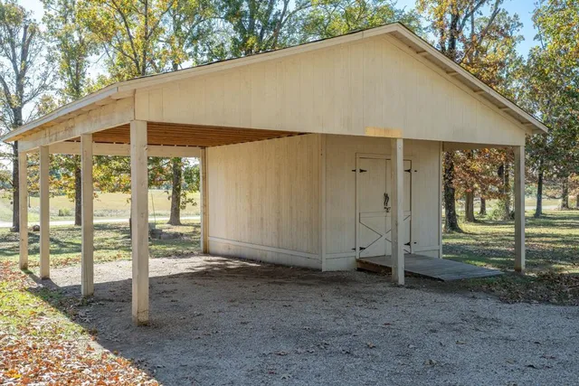 a view of a house with backyard