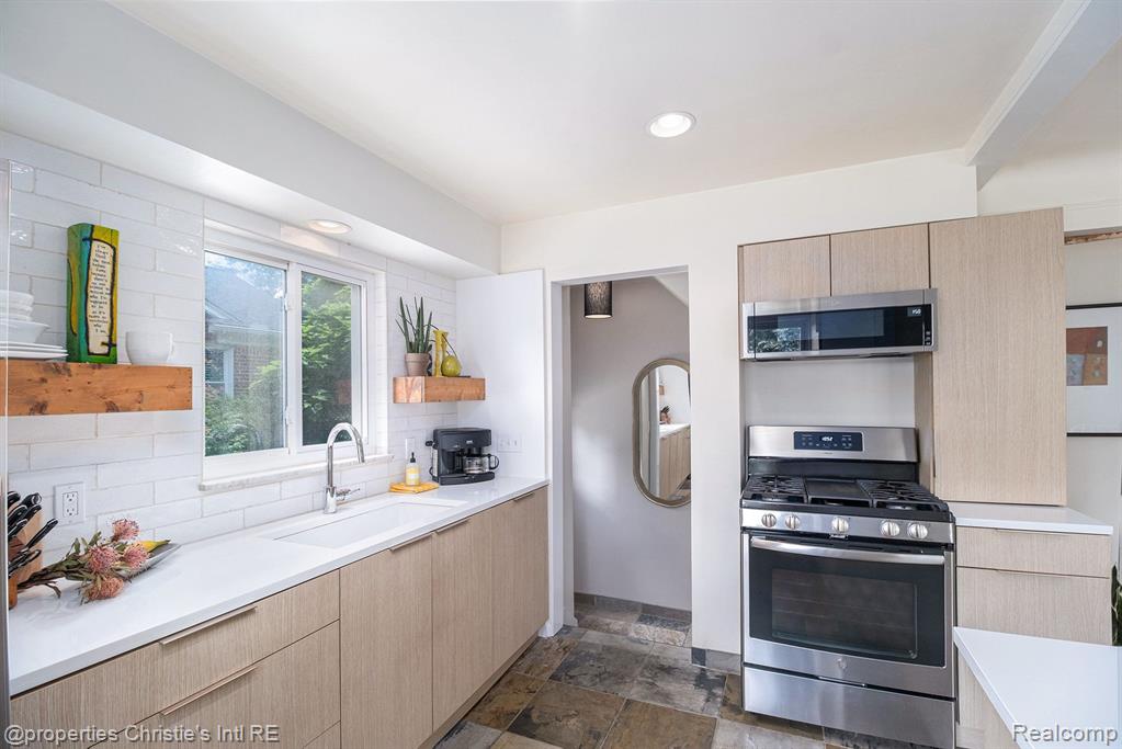 17850 Beverly Road Beverly Hills, MI 48025 - Photo 12 of 40