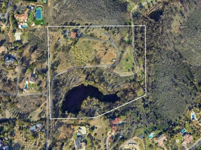 a bench sitting in middle of a bathroom