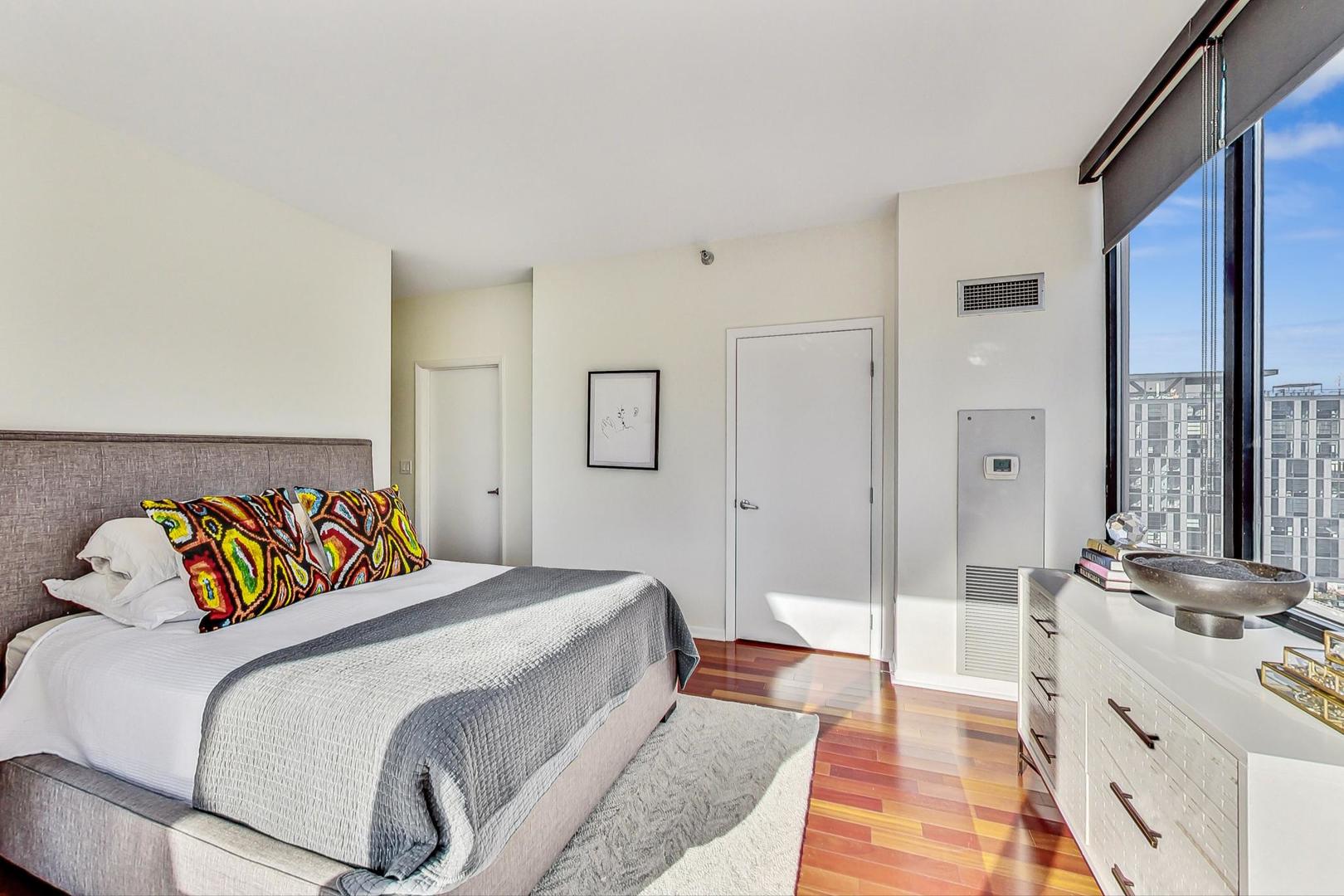 435 West Erie Street, Unit 1501 Chicago, IL 60654 - Photo 13 of 26 a bedroom with double bed and a large mirror