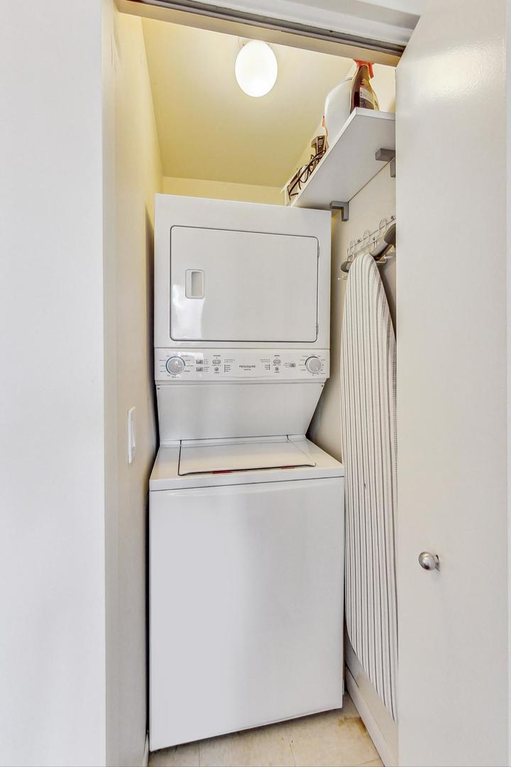 435 West Erie Street, Unit 1501 Chicago, IL 60654 - Photo 18 of 26 a utility room with dryer and washer