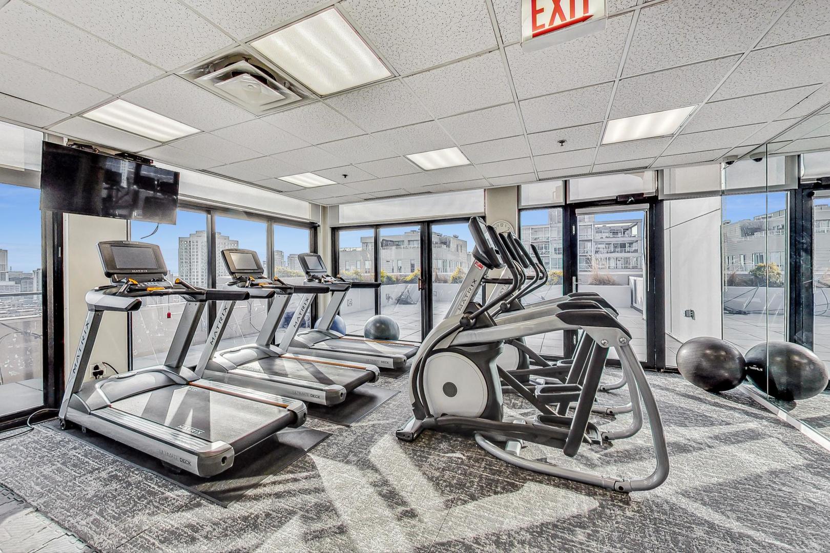 435 West Erie Street, Unit 1501 Chicago, IL 60654 - Photo 22 of 26 a view of a room with gym equipment