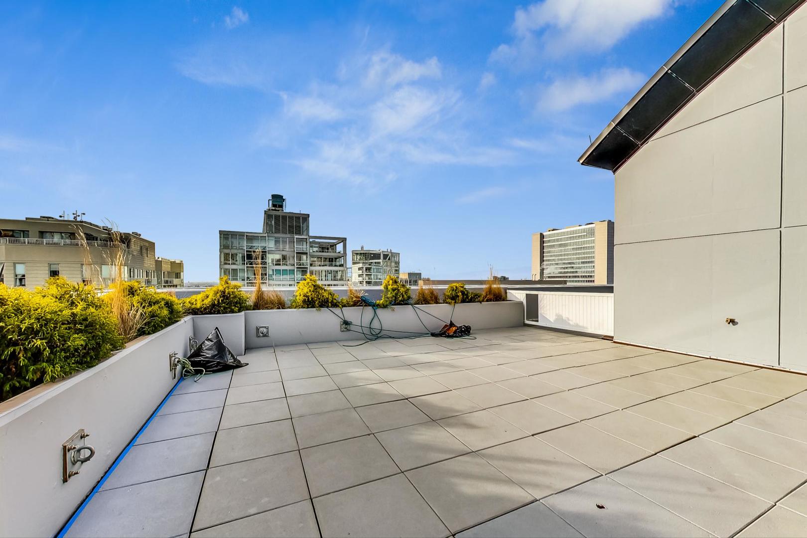 435 West Erie Street, Unit 1501 Chicago, IL 60654 - Photo 24 of 26 a view of roof deck with city view