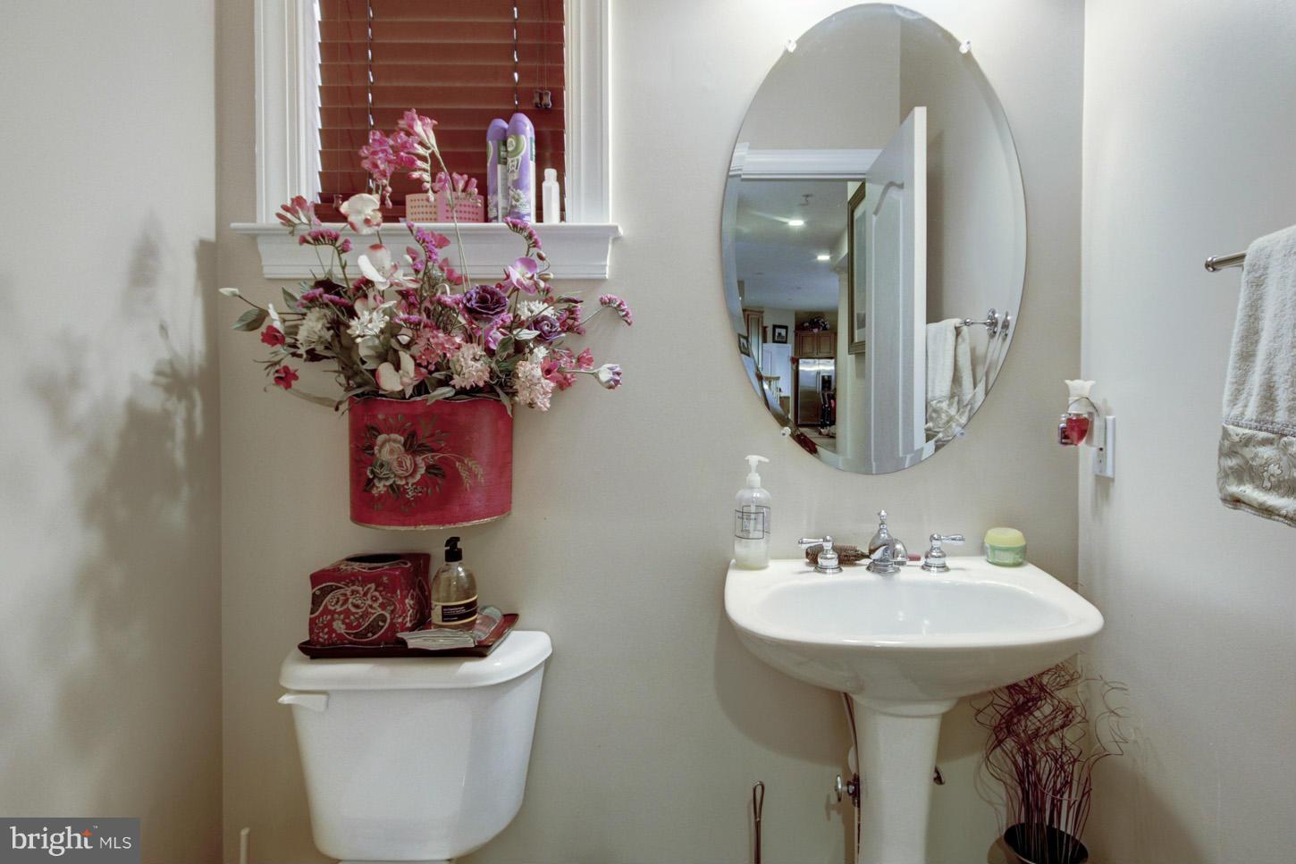 331 Reserve Gate Terrace Silver Spring, MD 20905 - Photo 10 of 27 Powder Room