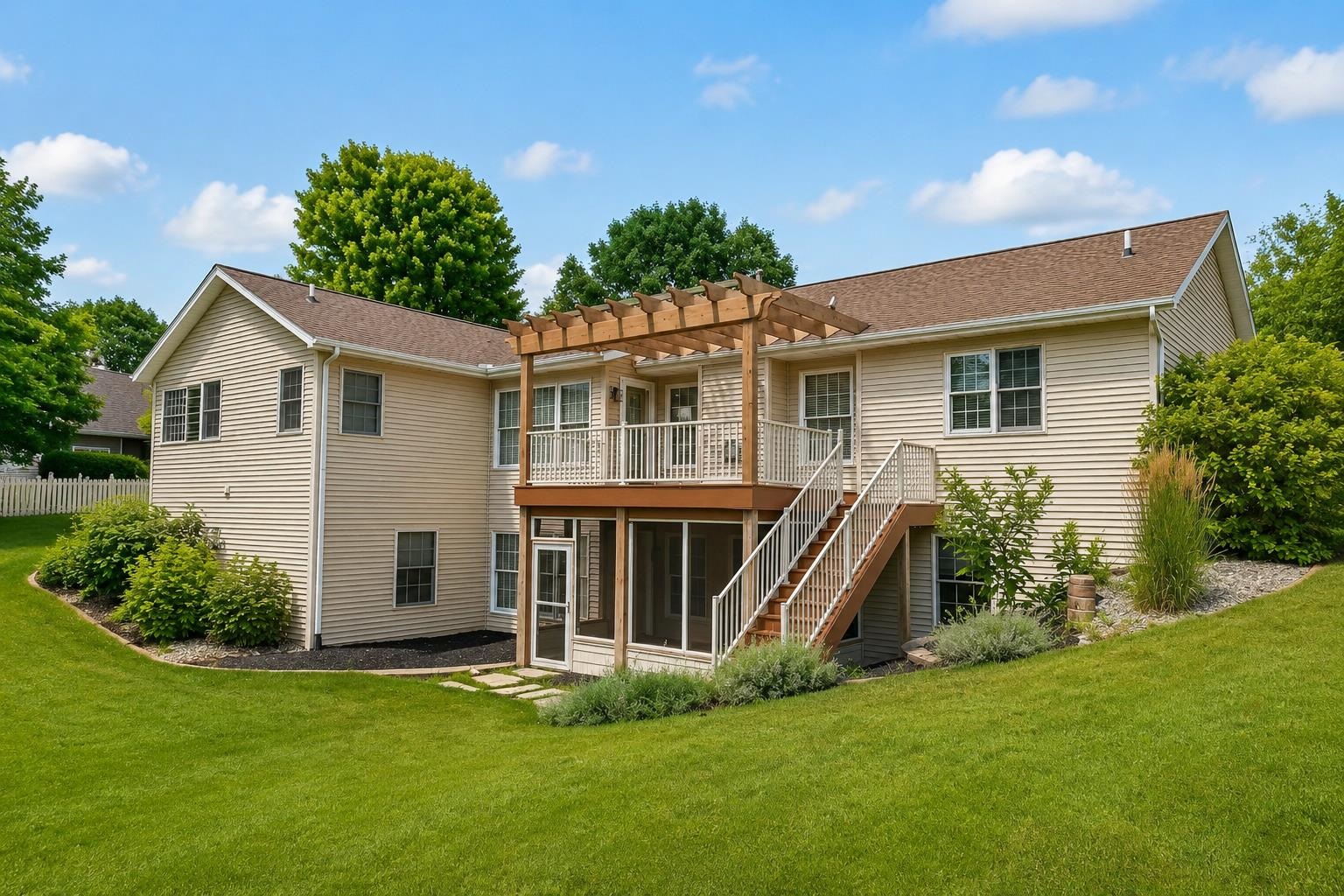 105 South Hunters Ridge Warsaw, IN 46582 - Photo 2 of 2