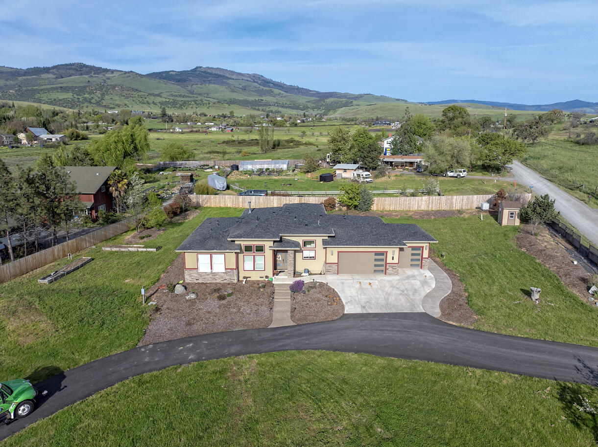 804 South Valley View Road Ashland, OR 97520 - Photo 2 of 32 2