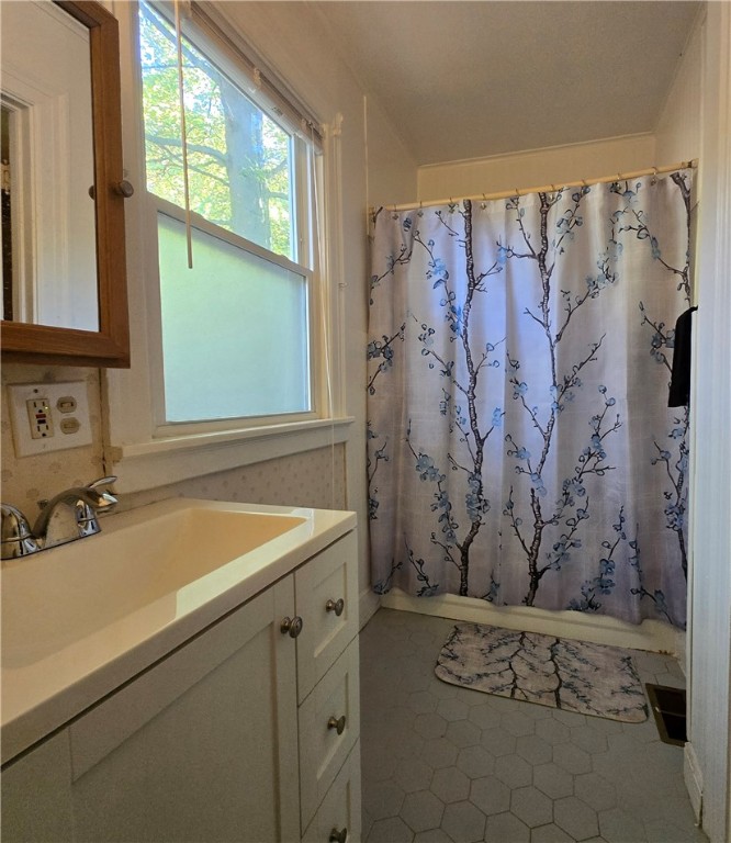 308 Field Street Rochester, NY 14620 - Photo 10 of 29 1st Floor Full Bathroom w/ Shower/Tub.