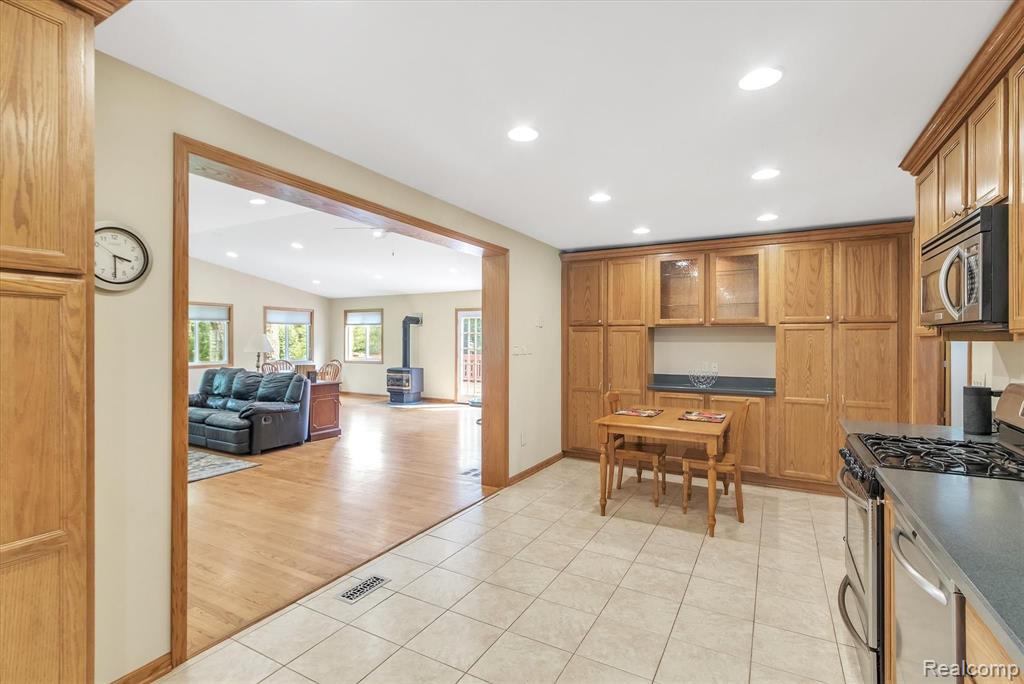 28366 Rollcrest Road Farmington Hills, MI 48334 - Photo 13 of 53