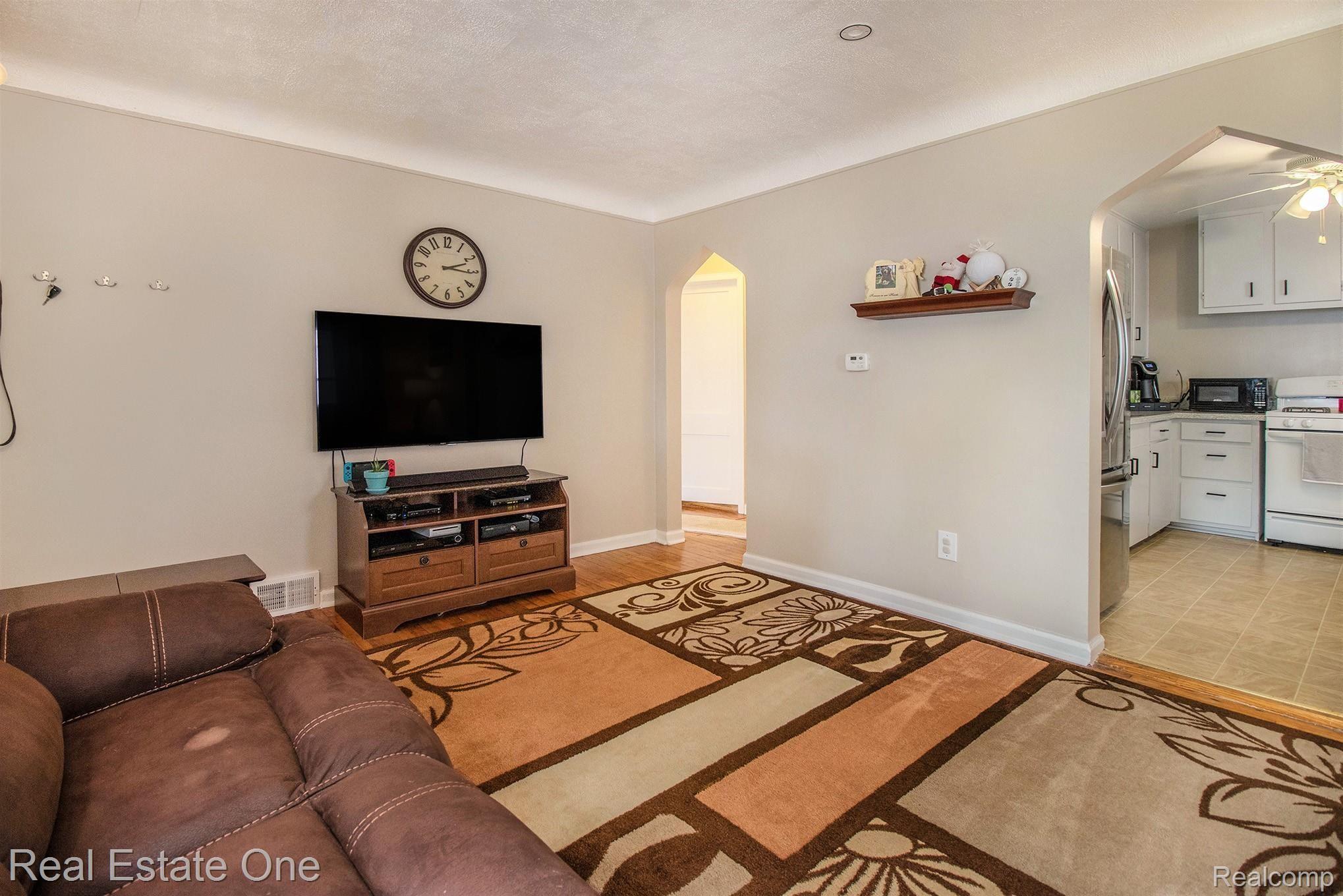 21164 Rensselaer Street Farmington, MI 48336 - Photo 4 of 15 KitchenLivingroom.jpg