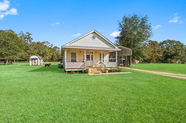 a view of a house with backyard porch and garden