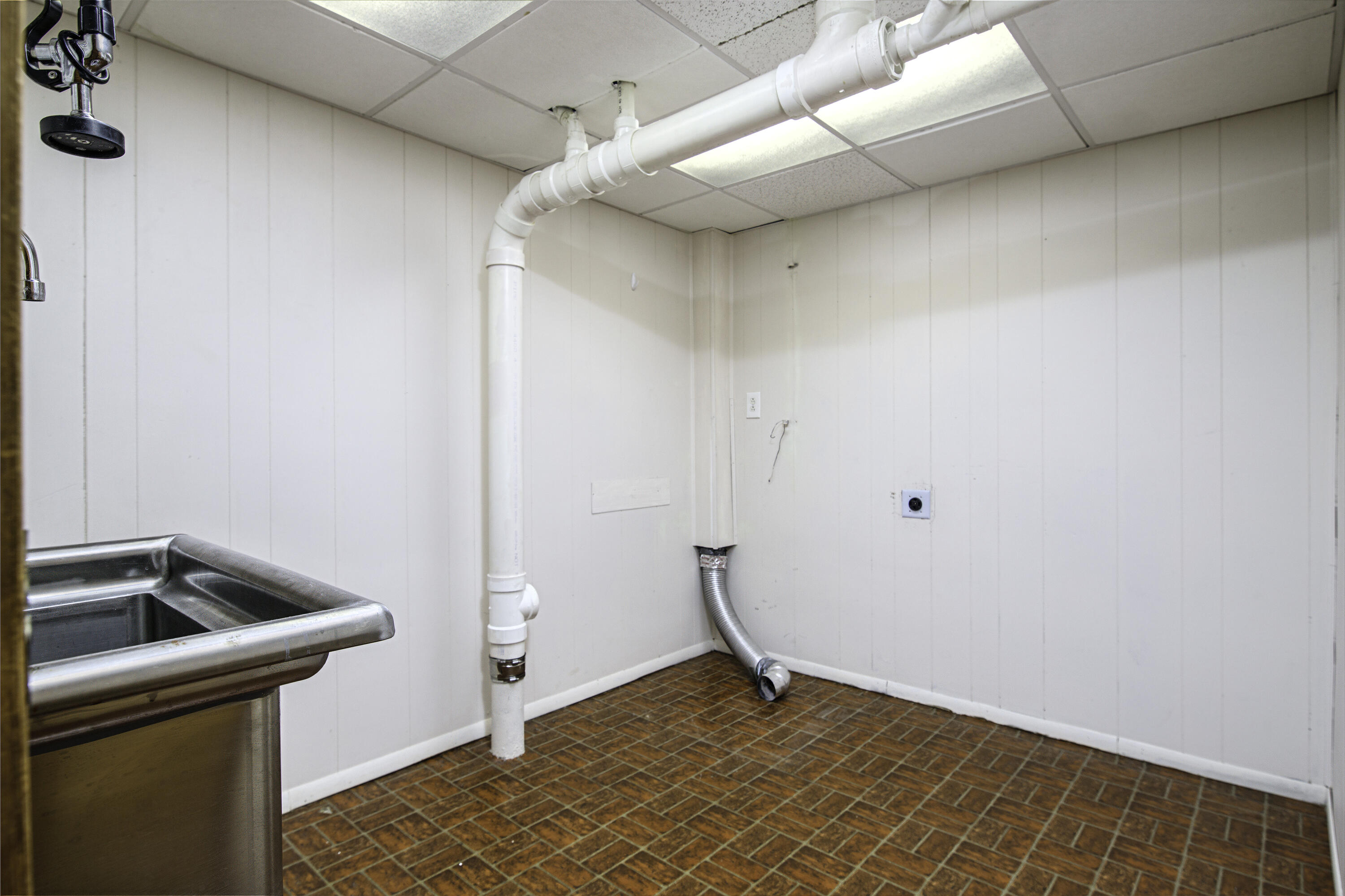 548 Dover Road Lexington, KY 40505 - Photo 16 of 19 Laundry room