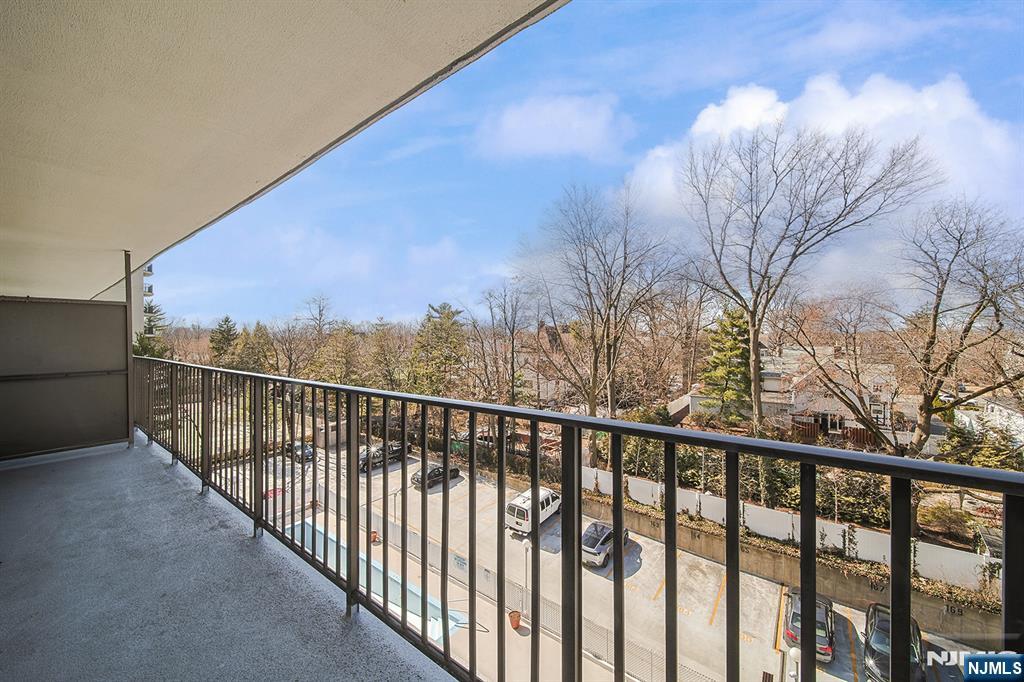 277 Prospect Avenue, Unit 4A Hackensack, NJ 07601 - Photo 11 of 27 a view of a balcony with a pot