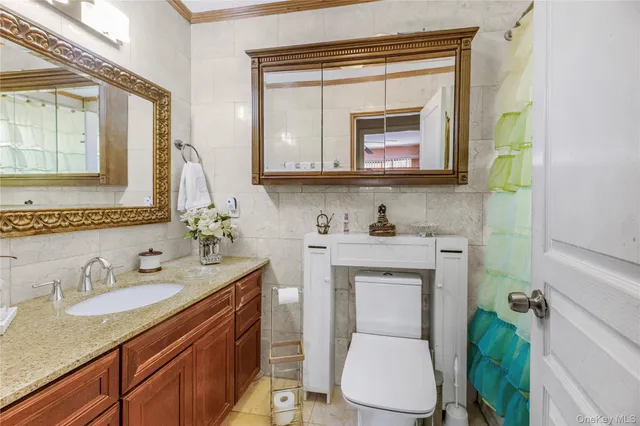 a view of an entryway with a workspace