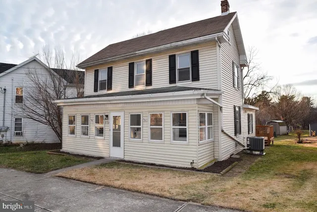 a view of a house with a yard