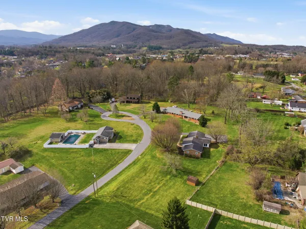 $425,000 | 806 Hiwassee Heights Drive, Johnson City, TN 37601