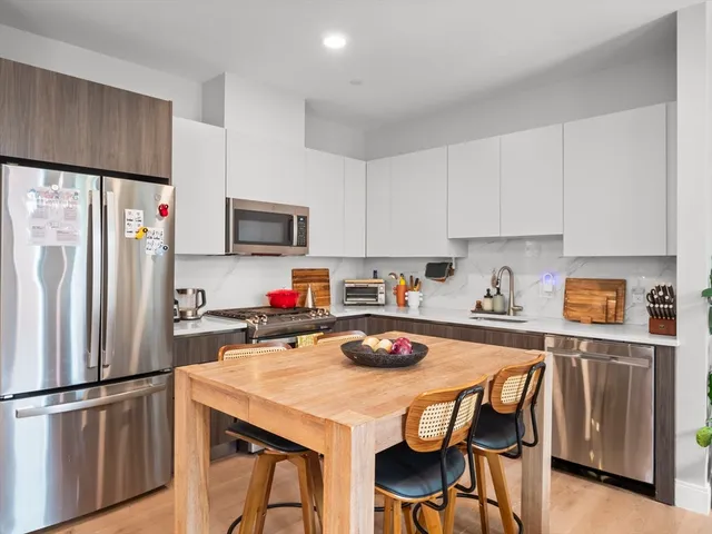 $4,150 | 9 Central Street, Unit 206, Somerville, MA 02143