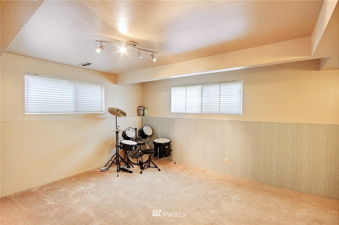 19014 129th Place Southeast Renton, WA 98058 - Photo 13 of 18
