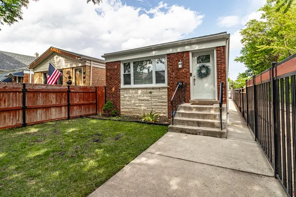 $2,750 | 1805 North Harding Avenue, Chicago, IL 60647