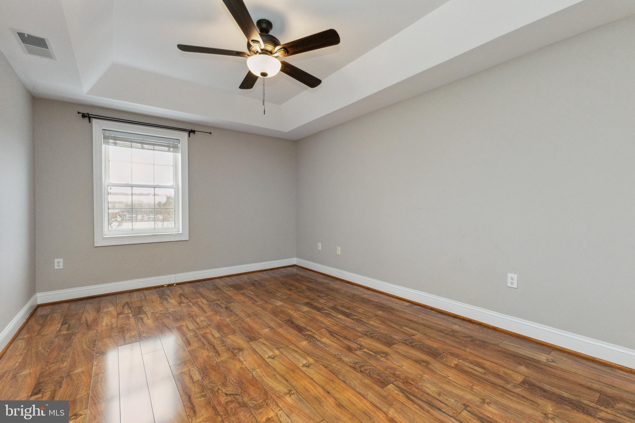 6301 Edsall Road, Unit 513 Alexandria, VA 22312 - Photo 28 of 38 an empty room with a window and a ceiling fan