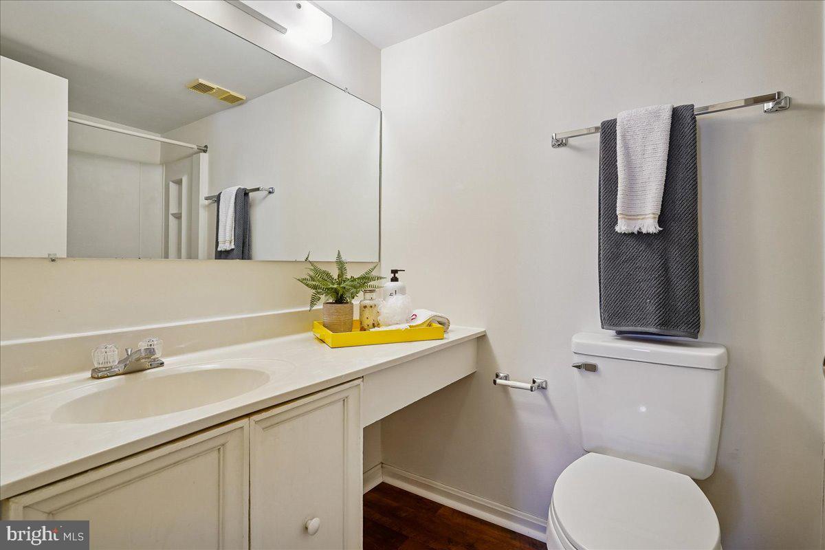 5902 Cove Landing Road, Unit 304 Burke, VA 22015 - Photo 22 of 59