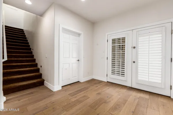 an empty room with closet and a ceiling fan