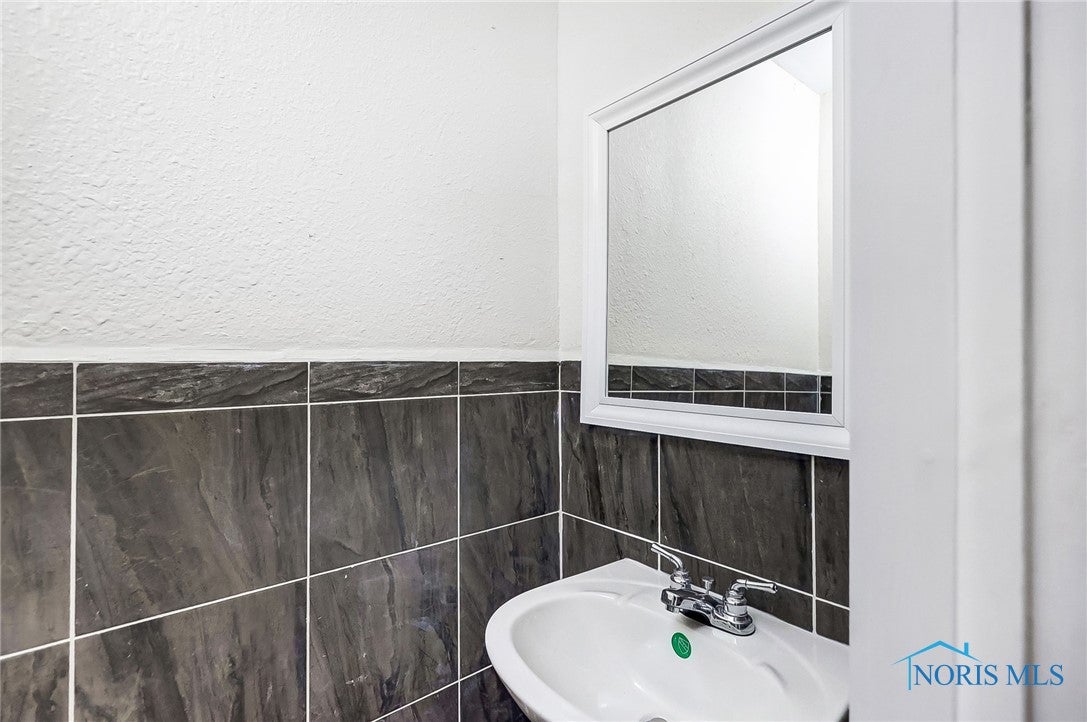 841 Southbriar Road Toledo, OH 43607 - Photo 24 of 31 Half bath