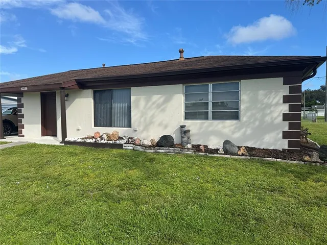 a view of a house with backyard