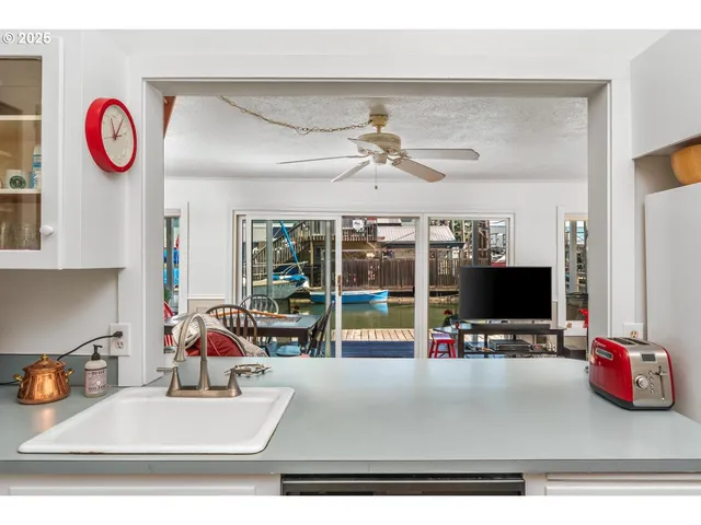 $179,900 | 535 Northeast Bridgeton Road, Unit 5, Portland, OR 97211