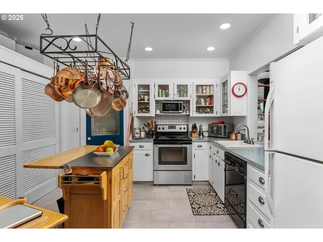 $179,900 | 535 Northeast Bridgeton Road, Unit 5, Portland, OR 97211