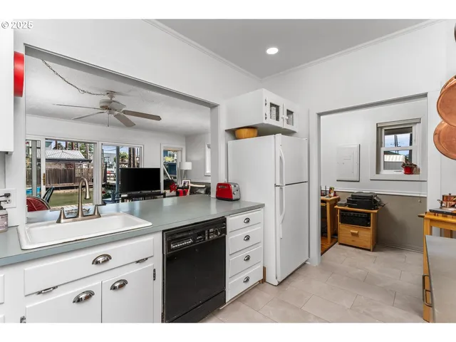 $179,900 | 535 Northeast Bridgeton Road, Unit 5, Portland, OR 97211