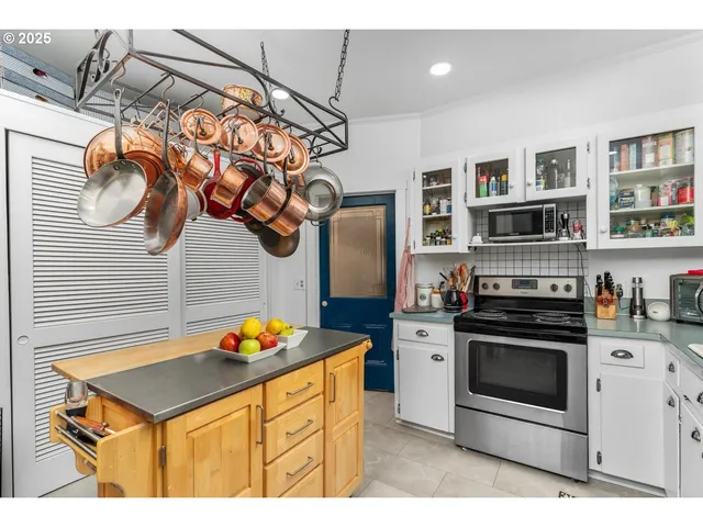 $179,900 | 535 Northeast Bridgeton Road, Unit 5, Portland, OR 97211