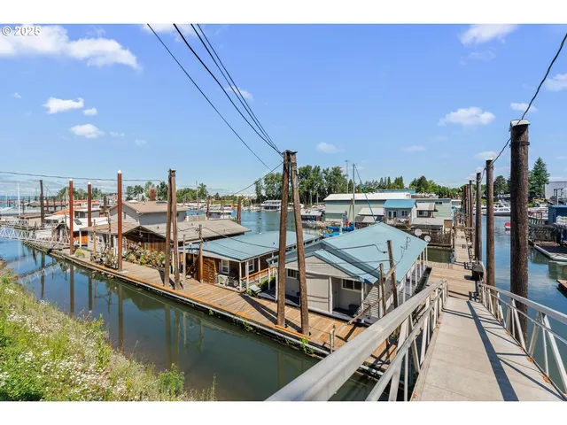 $179,900 | 535 Northeast Bridgeton Road, Unit 5, Portland, OR 97211