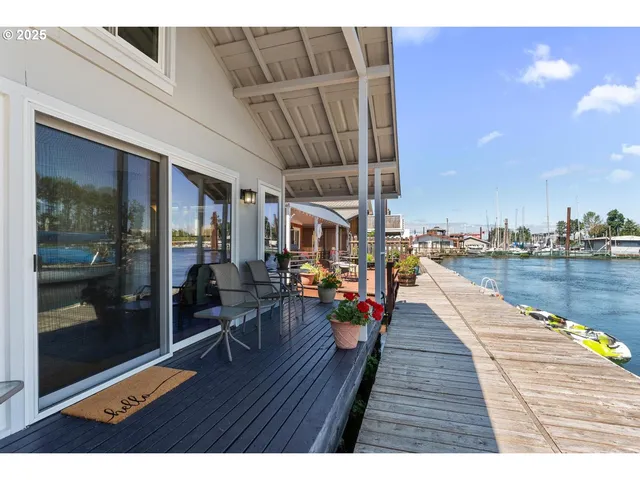 $179,900 | 535 Northeast Bridgeton Road, Unit 5, Portland, OR 97211