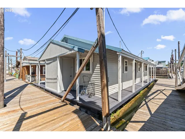 $179,900 | 535 Northeast Bridgeton Road, Unit 5, Portland, OR 97211