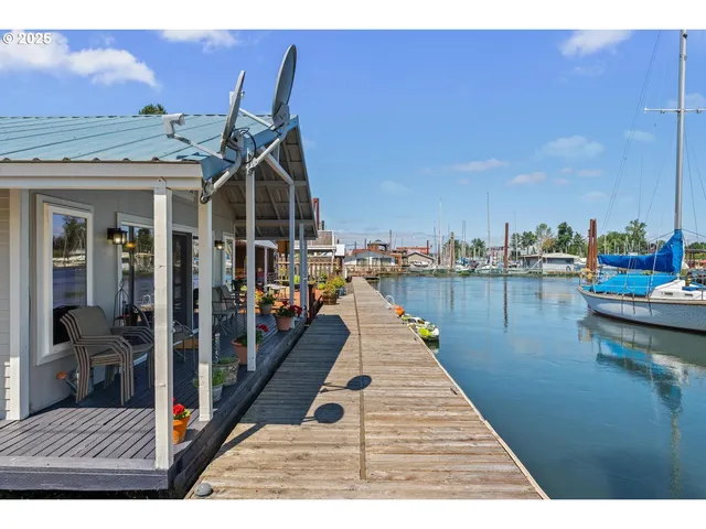 $179,900 | 535 Northeast Bridgeton Road, Unit 5, Portland, OR 97211