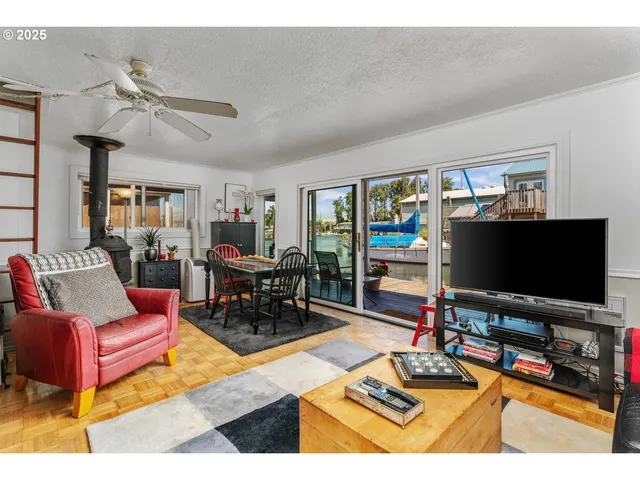 $179,900 | 535 Northeast Bridgeton Road, Unit 5, Portland, OR 97211