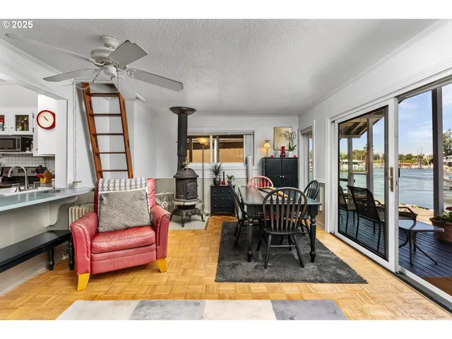 $179,900 | 535 Northeast Bridgeton Road, Unit 5, Portland, OR 97211