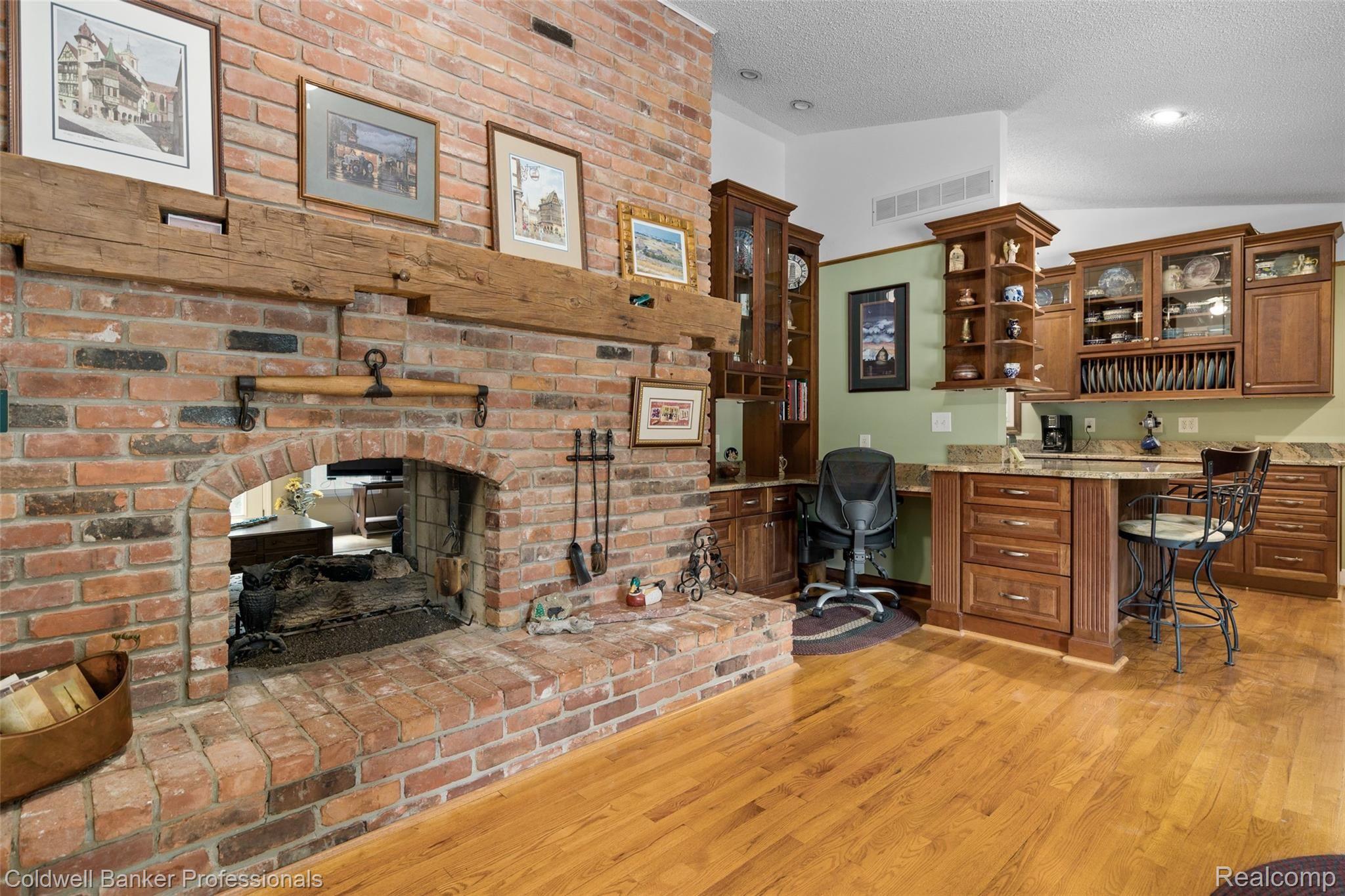 375 Hillview Street Rochester, MI 48306 - Photo 13 of 43 375-Hillview-Street-16.jpg