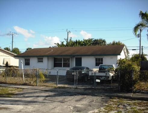 370 Miner Road Boynton Beach, FL 33435 - Photo 1 of 20 Front