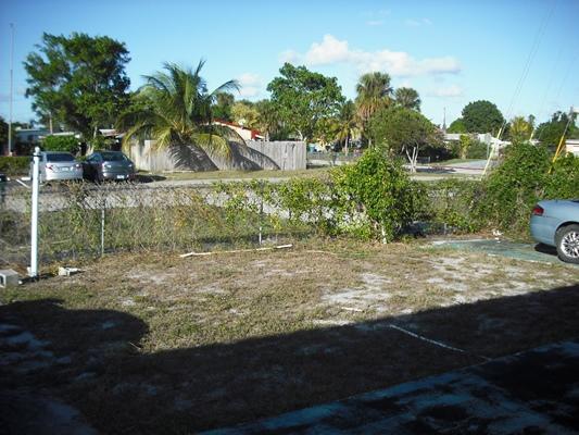 370 Miner Road Boynton Beach, FL 33435 - Photo 3 of 20 Fenced Front Yard